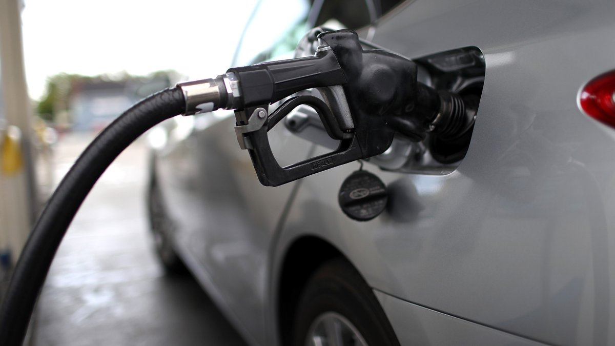 California sees gas prices fall for nearly a month straight