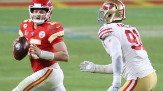 MIAMI, FLORIDA – FEBRUARY 02: Patrick Mahomes #15 of the Kansas City Chiefs scrambles away from Arik Armstead #91 of the San Francisco 49ers in Super Bowl LIV at Hard Rock Stadium on February 02, 2020 in Miami, Florida. (Photo by Al Bello/Getty Images)