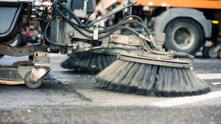 Una escoba mecánica limpia las calles