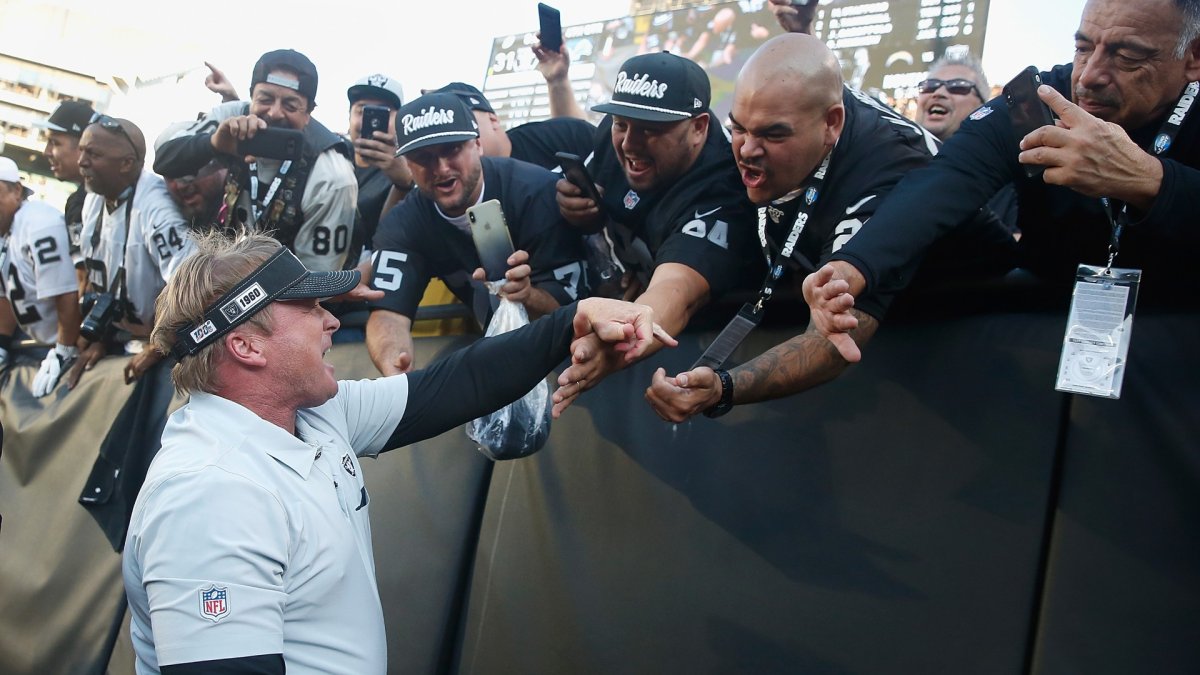 Raiders bid farewell to Oakland in game vs. Jaguars