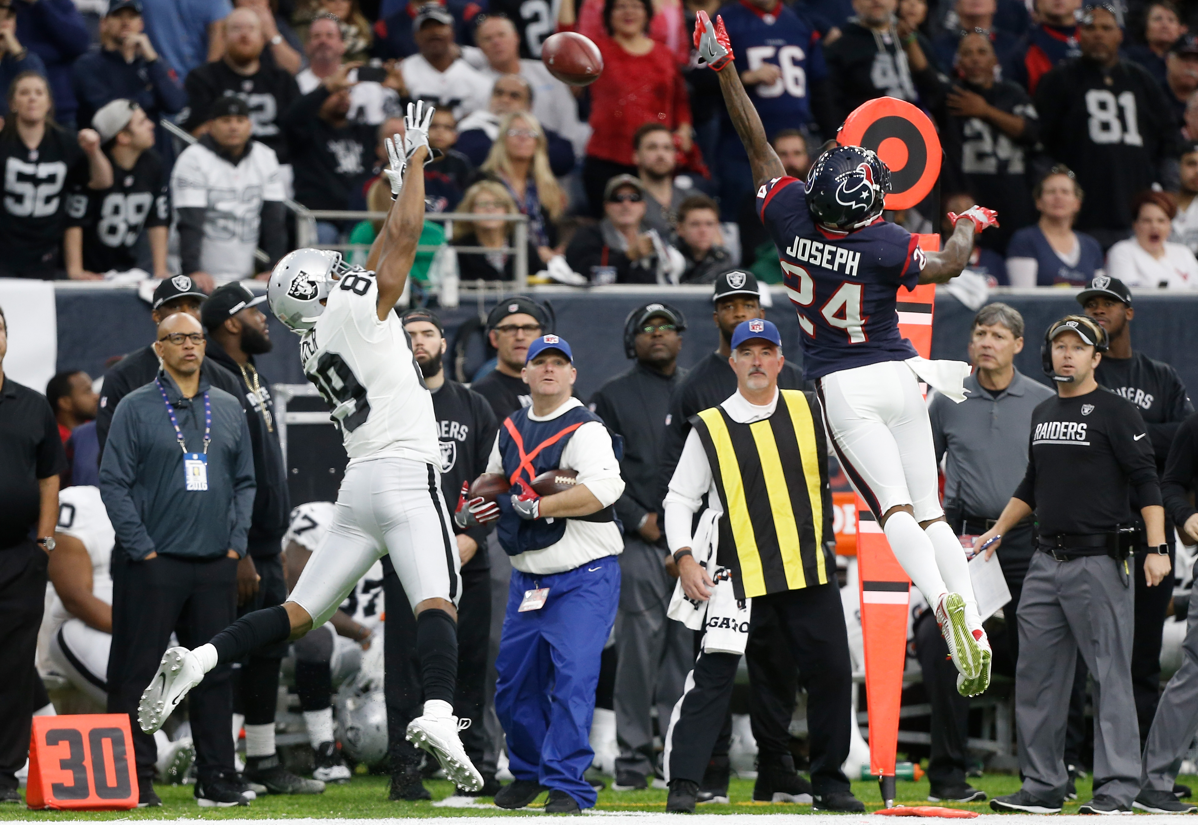 Best photos from Raiders 19-16 playoff-clinching victory over Chargers