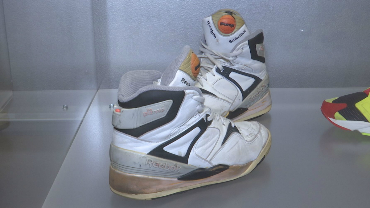 reebok pump button