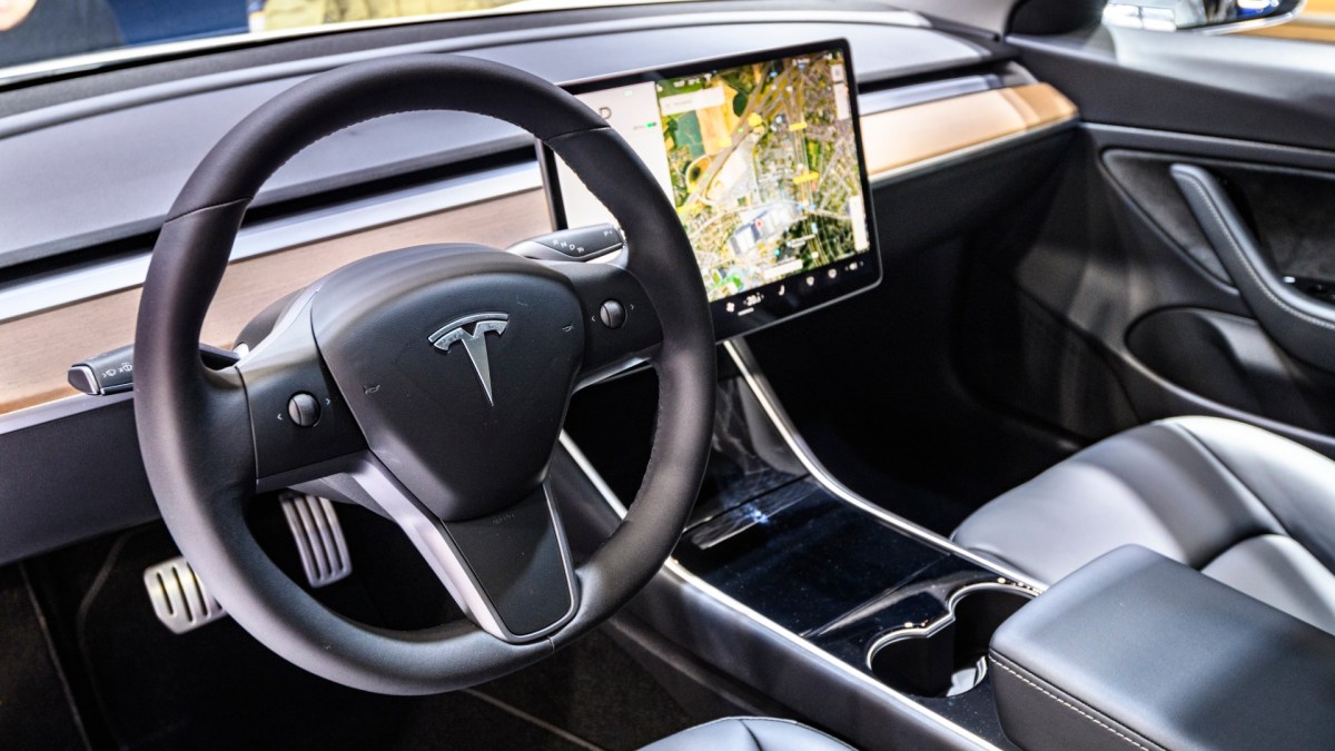 Tesla Says Cars Can Automatically Stop for Traffic Lights ...