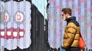 People wear face masks on April 02, 2020 in New York. – In New York, the epicenter of the US outbreak, Mayor Bill de Blasio urged residents to cover their faces when outside and Vice President Mike Pence said there would be a recommendation on the use of masks by the general public in the next few days. (Photo by Angela Weiss / AFP) (Photo by ANGELA WEISS/AFP via Getty Images)