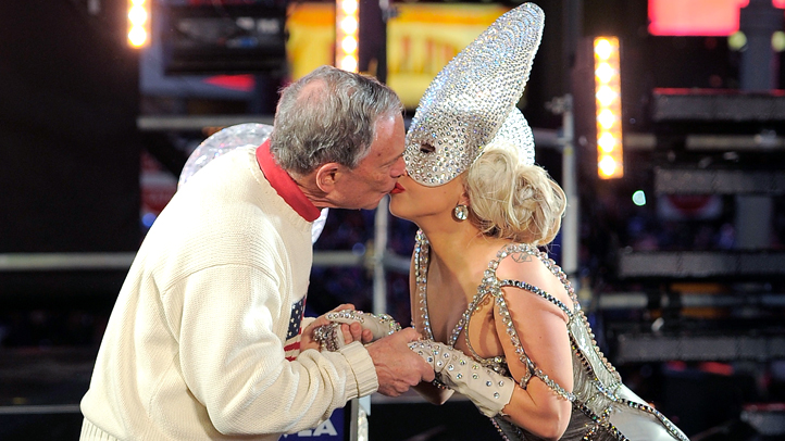 Gaga/Bloomberg Kiss