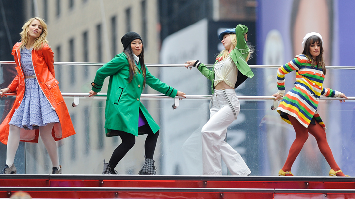 glee-new-york-4.25-lea-michele-dianna-agron