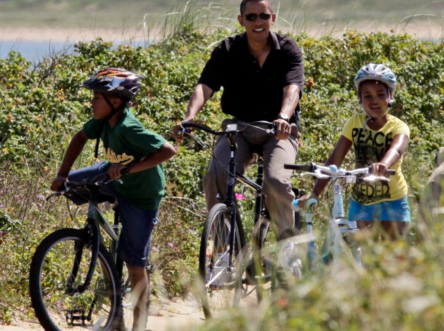 obama bikes with girls-640