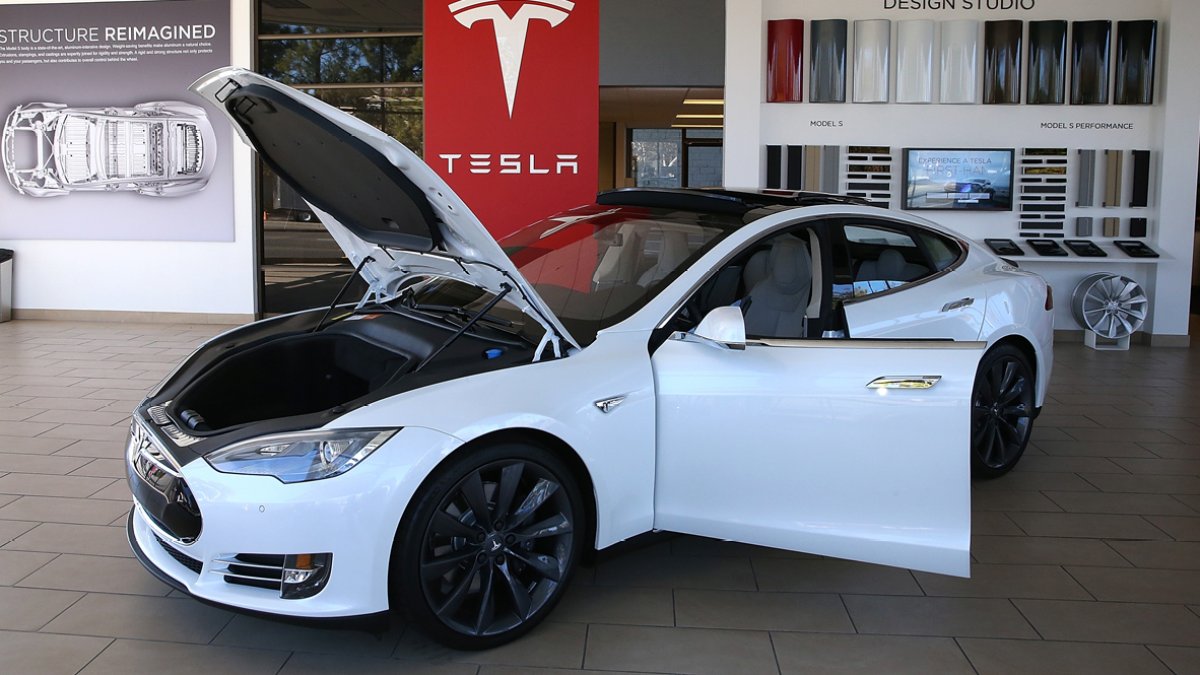 Tesla CEO Musk Sets Delivery Date for New Model S, ‘Fastest Production