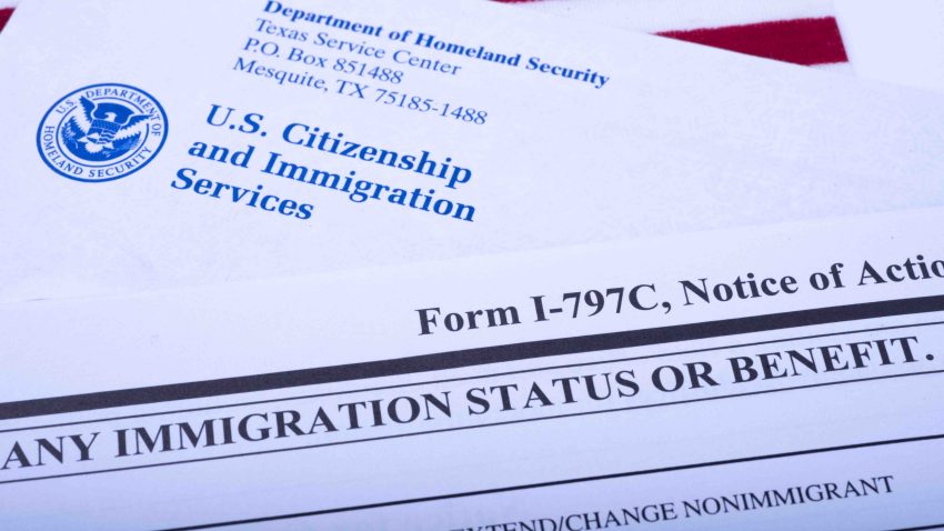 tlmd-ayuda-servicio-inmigracion-USCIS-generica-shutterstock_1198786960