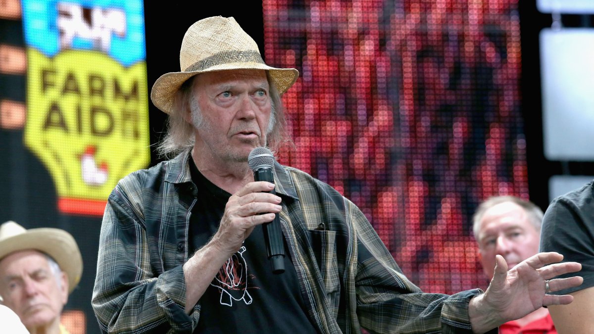 Neil Young Wants His Music Off Spotify Over Joe Rogan's Vaccine 'Misinformation' – NBC Bay Area - Vimarsana News