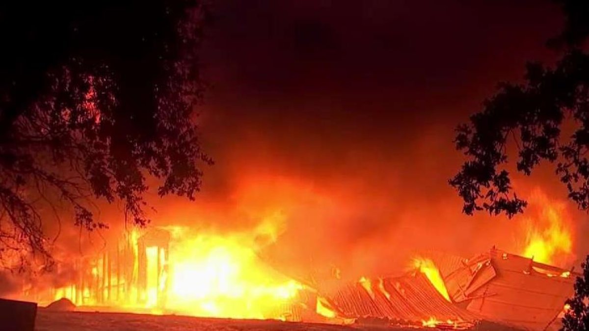 LNU Complex: Flames Destroy North Bay Structures, PG&E Worke