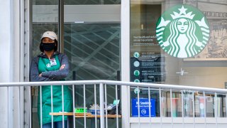 Starbucks regalará café a trabajadores esenciales durante diciembre.