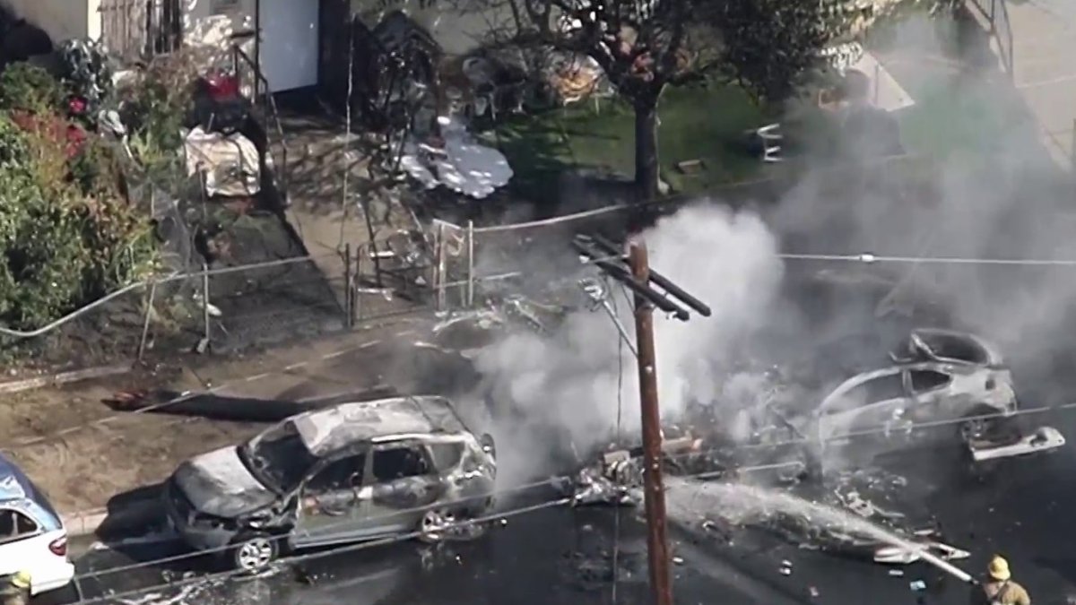 Small Plane Crashes Near Homes In Los Angeles Neighborhood Nbc Bay Area