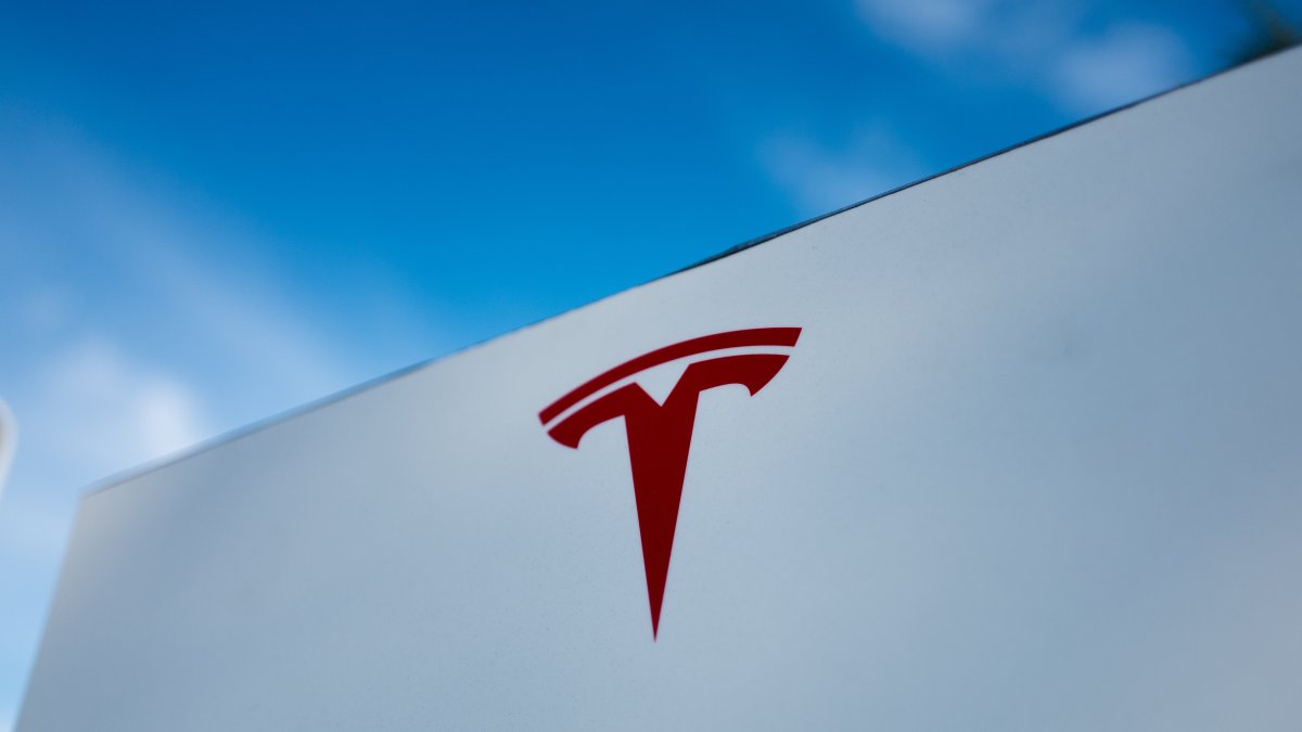 Tesla Settles Lawsuit Over Mans Death In Crash Involving Its Autopilot