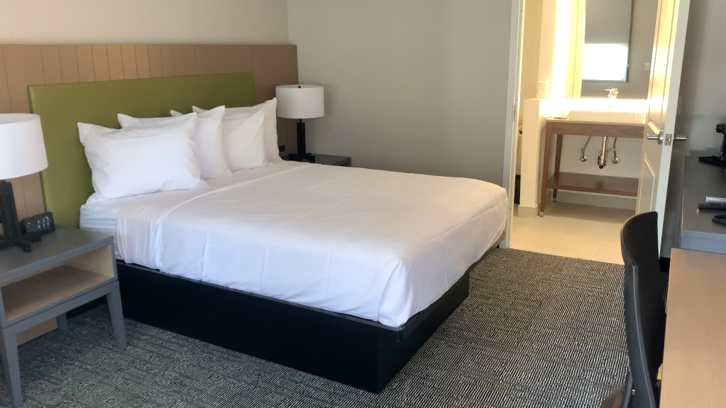A furnished hotel room at the Country Inn & Suites by Radisson in Vallejo