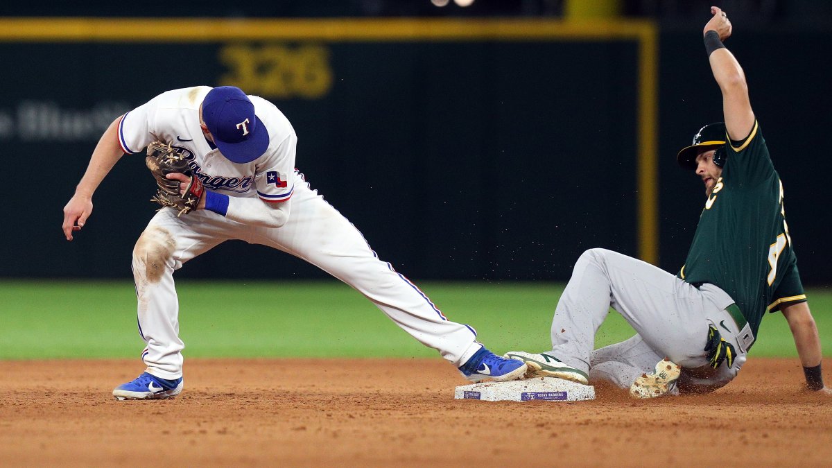 Texas Rangers send longtime shortstop Elvis Andrus to A's