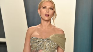 Scarlett Johansson attends the 2020 Vanity Fair Oscar Party at Wallis Annenberg Center for the Performing Arts on February 09, 2020 in Beverly Hills, California.