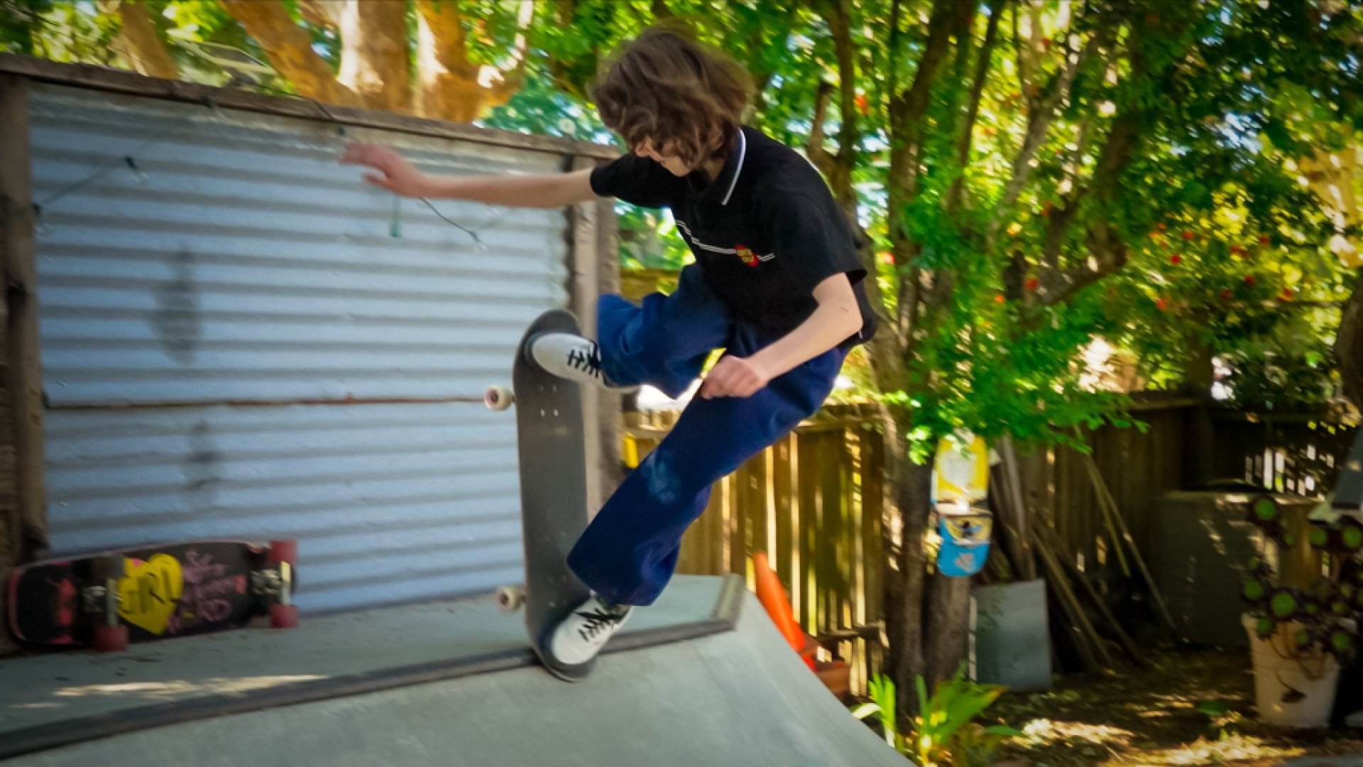skateboarder demonstrating a switch blunt