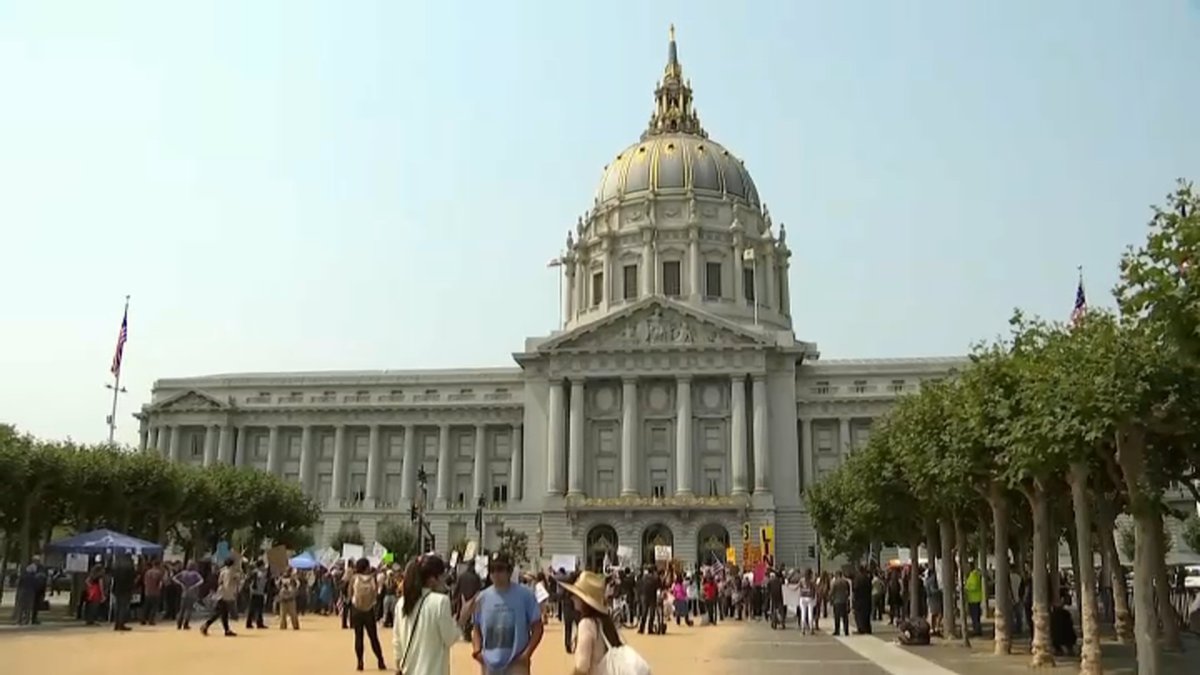 Hundreds Protest Vaccine Mandate for City Employees in San Francisco