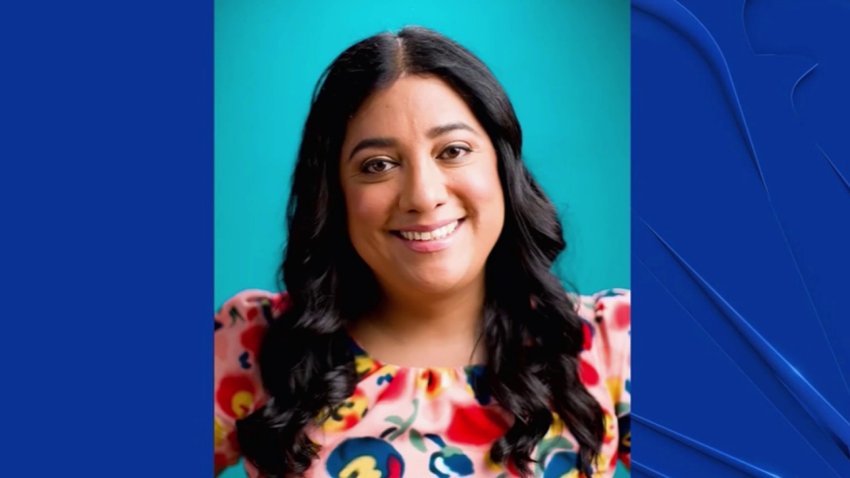 Seksual qizlar tungi klubda striptizchilar bilan dam olishadi Uchta jinni