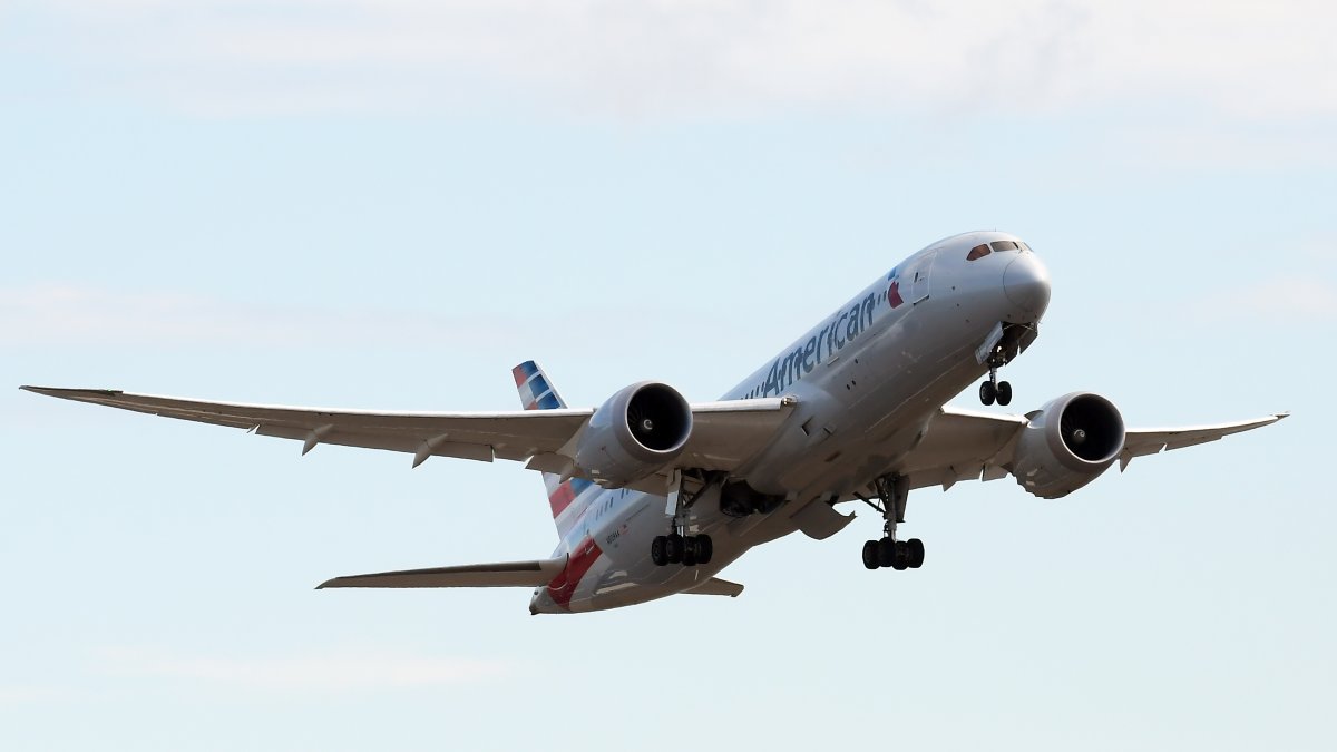 American Airlines Cancels Hundreds of Weekend Flights
