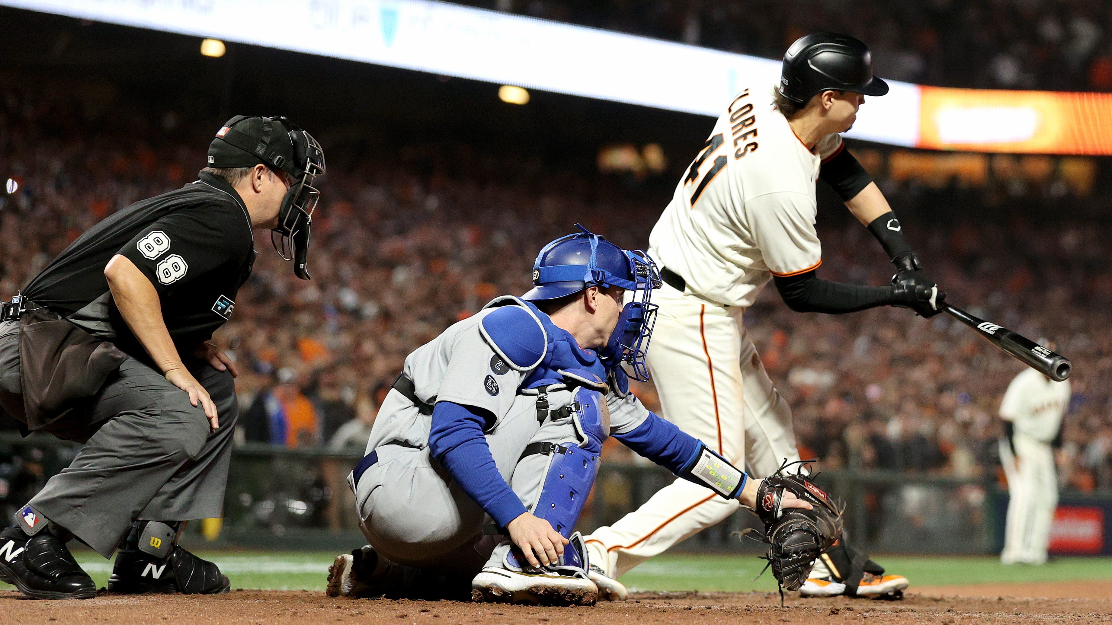 Giants lose on controversial Wilmer Flores check-swing call