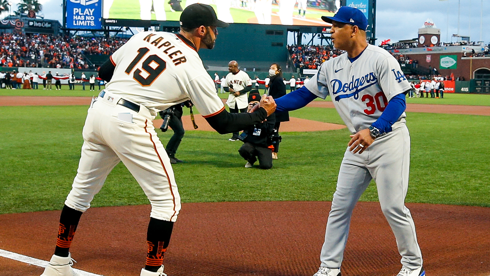 Dodgers congratulate 'tremendous competitor' Buster Posey on