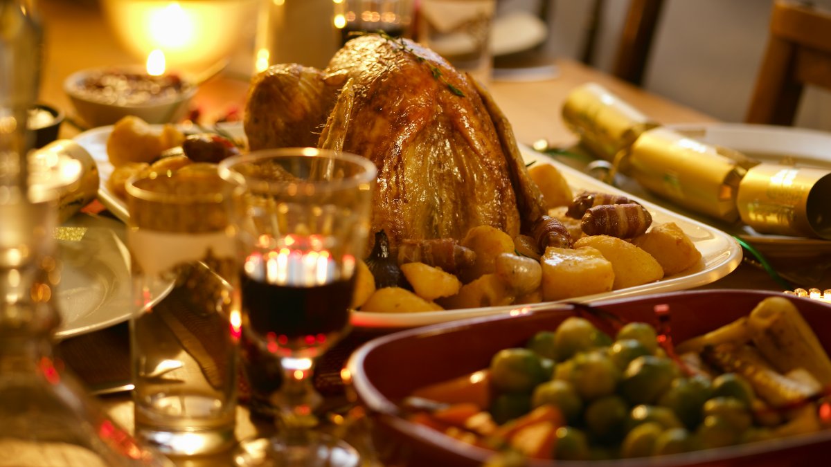 TikTok Can't Get Enough of This Family's Spontaneous Christmas Dinner Carol Singing - Vimarsana News