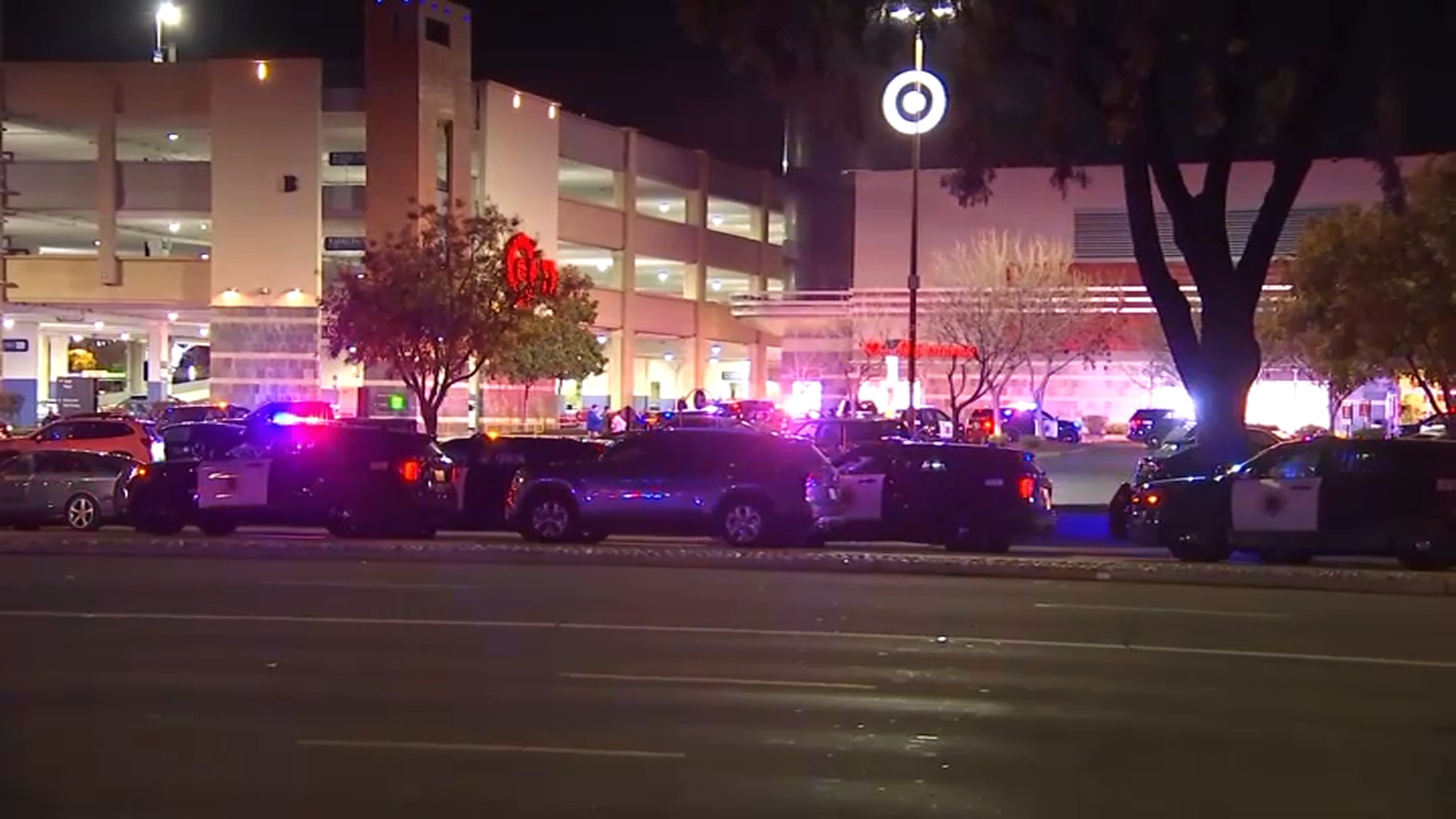 Gunman held after alleged San Jose mall shooting threat