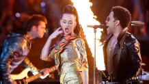 GLENDALE, AZ - FEBRUARY 01:  Singers Katy Perry and Lenny Kravitz perform during the Pepsi Super Bowl XLIX Halftime Show at University of Phoenix Stadium on February 1, 2015 in Glendale, Arizona.  (Photo by Christian Petersen/Getty Images)