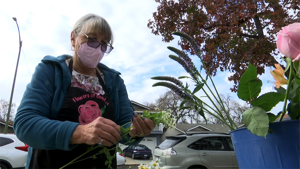 South Bay Women Turn Donated Flowers Into Arrangements to South Bay Women Turn Donated Flowers Into Arrangements to