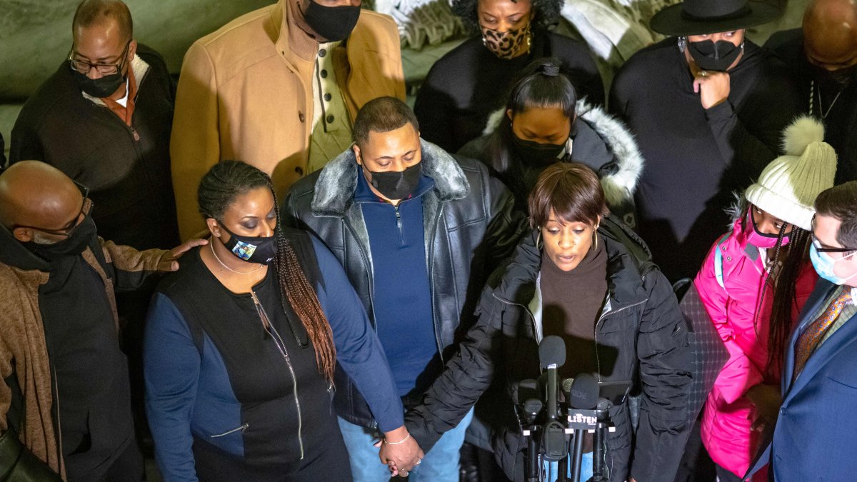 Parents Say Amir Locke Was 'Executed'; Minn. Mayor Halts No-Knock Entries – NBC Bay Area - Vimarsana News