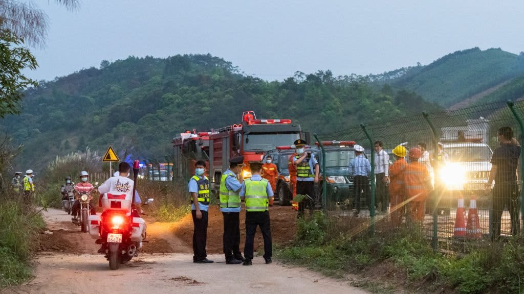 Search at China Plane Crash Site Suspended Amid Rain – NBC Bay Area - Vimarsana News