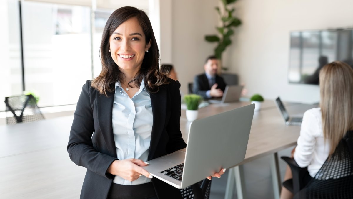 16 U.S. Cities Where Women Under 30 Earn More Than Their Male Peers - Vimarsana News