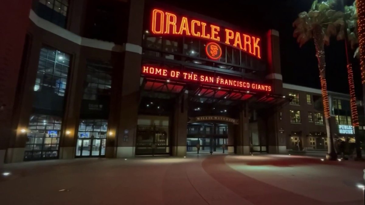 oracle park night game