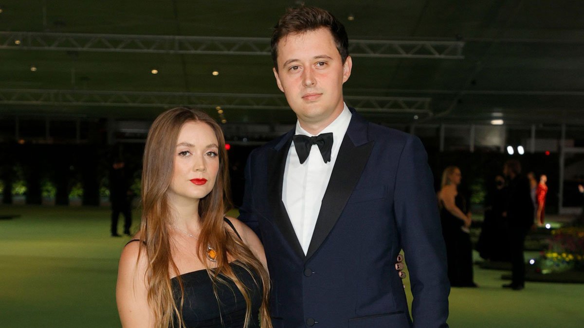 Billie Lourd Marries Fiancé With Tributes to Her Late Mother and Grandmother - Vimarsana News