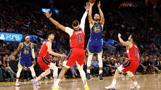 SAN FRANCISCO, CALIFORNIA – MARCH 14: Stephen Curry #30 of the Golden State Warriors shoots the ball over Daniel Gafford #21 of the Washington Wizards at Chase Center on March 14, 2022 in San Francisco, California. NOTE TO USER: User expressly acknowledges and agrees that, by downloading and/or using this photograph, User is consenting to the terms and conditions of the Getty Images License Agreement. (Photo by Ezra Shaw/Getty Images)