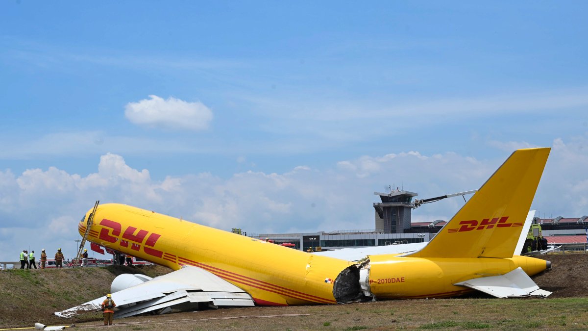 Cargo Jet Skids Off Runway, Splits In Half In Coast Rica – NBC Bay Area - Vimarsana News