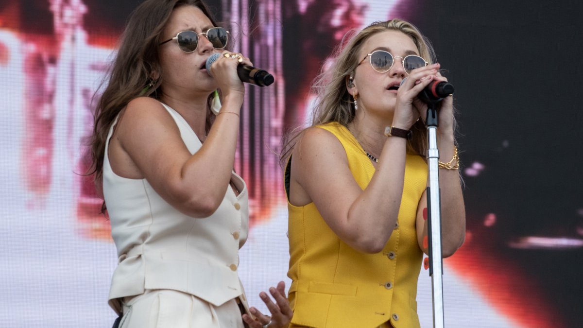Aly & AJ 'Distraught' After Tour Bus 'Caught in Crossfire' of Sacramento Shooting – NBC Bay Area - Vimarsana News