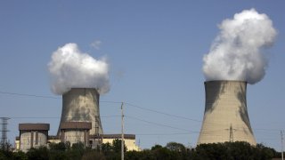 Byron, UNITED STATES: The Exelon Byron Nuclear Generating Stations running at full capacity 14 May, 2007, in Byron, Illinois. (Photo credit should read JEFF HAYNES/AFP via Getty Images)