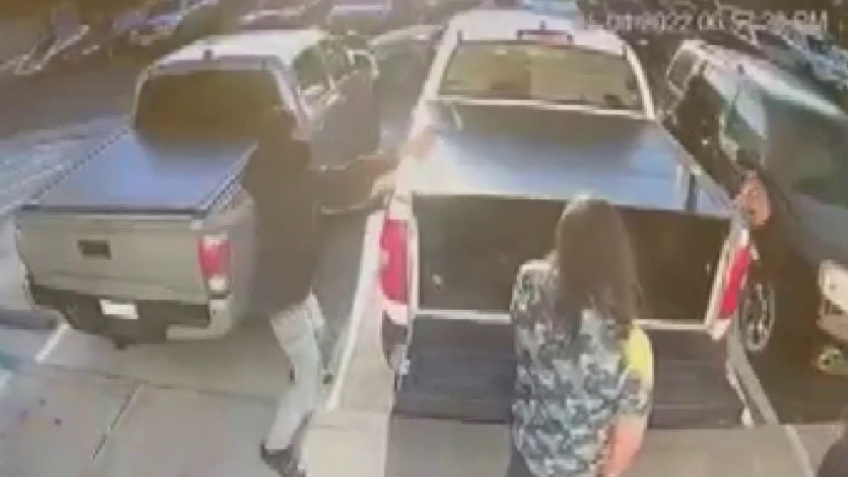 Caught on Camera: Armed Robbery Outside Oakland Restaurant – NBC Bay Area