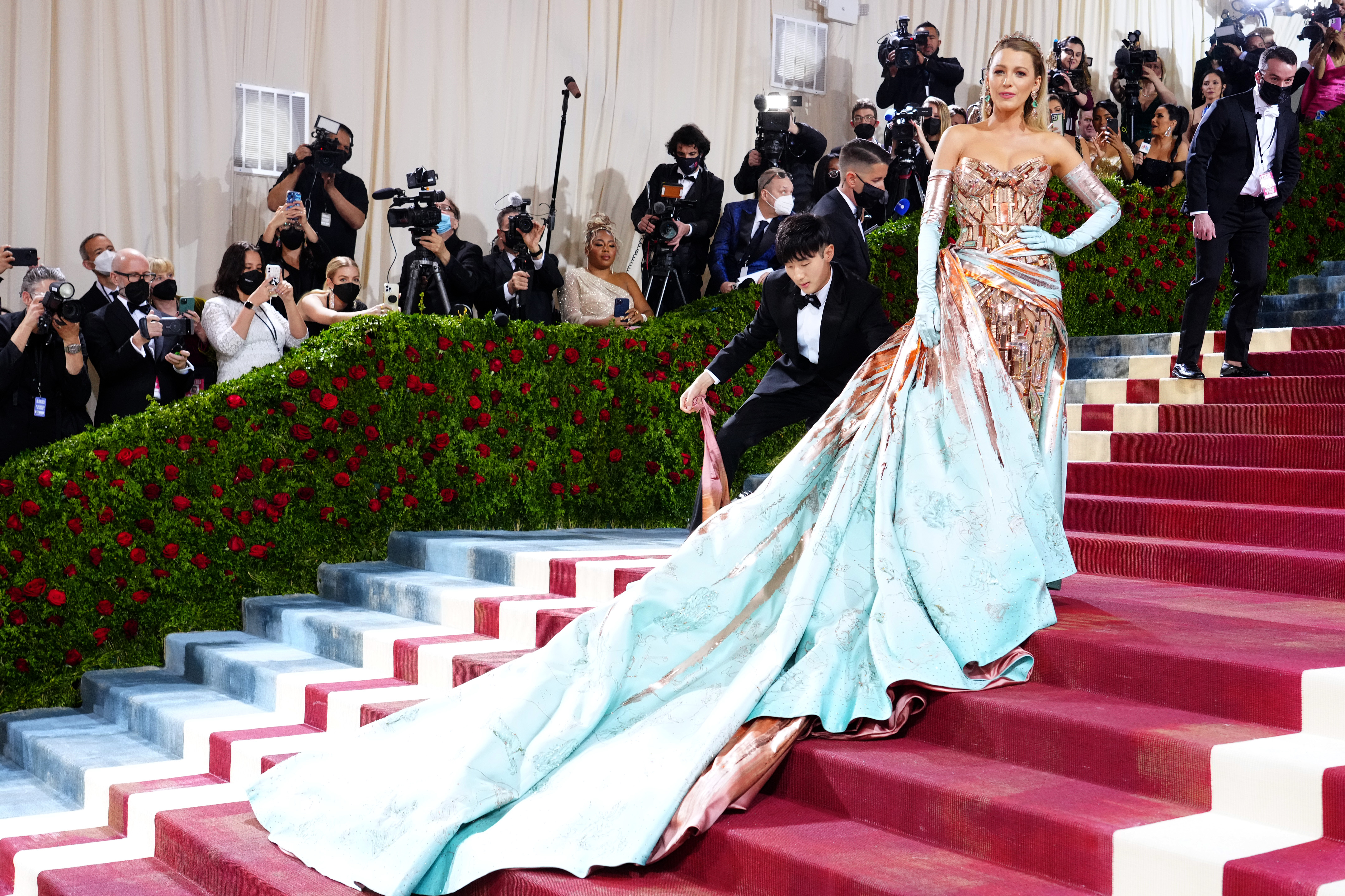 Blake Lively hops over rope at Kensington Palace to fix dress – NBC Bay Area - Vimarsana News