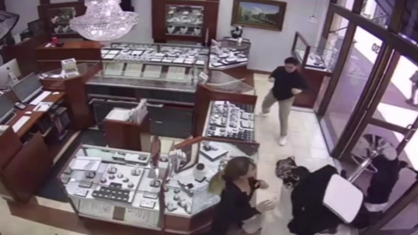 Video captures mob of robbers swarming Nordstrom in Southern