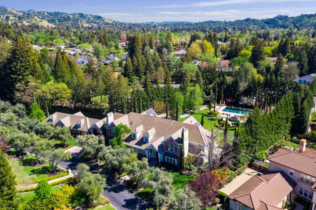 Warriors star Stephen Curry opts to sell one of his Bay Area homes