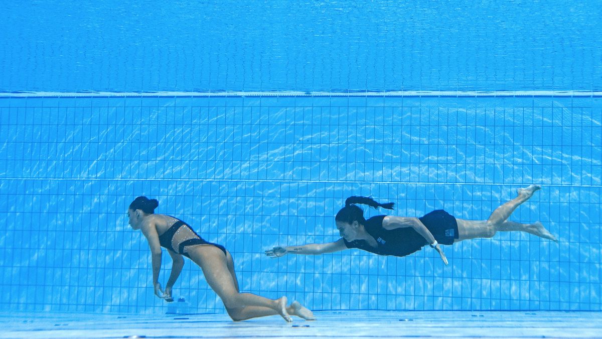 Swimmer Anita Alvarez Passes Out in Pool; Coach Dives in to Save Her