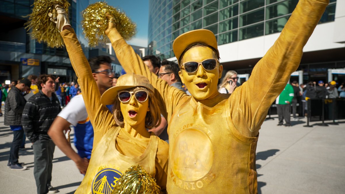 Warriors vs. Kings: Dubs fans gear up outside Chase Center ahead
