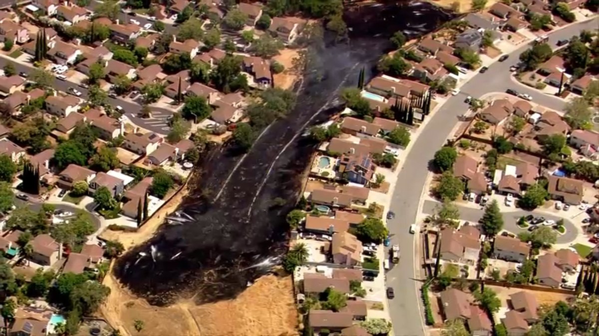 Firefighters Contain Brush Fires Threatening Homes in the East Bay - Vimarsana News