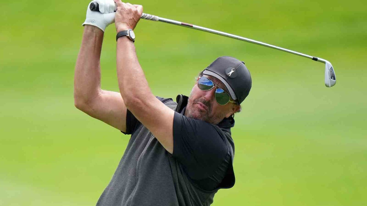 Phil Mickelson Apologizes to US Open Fan (No, Not For That) NBC New York