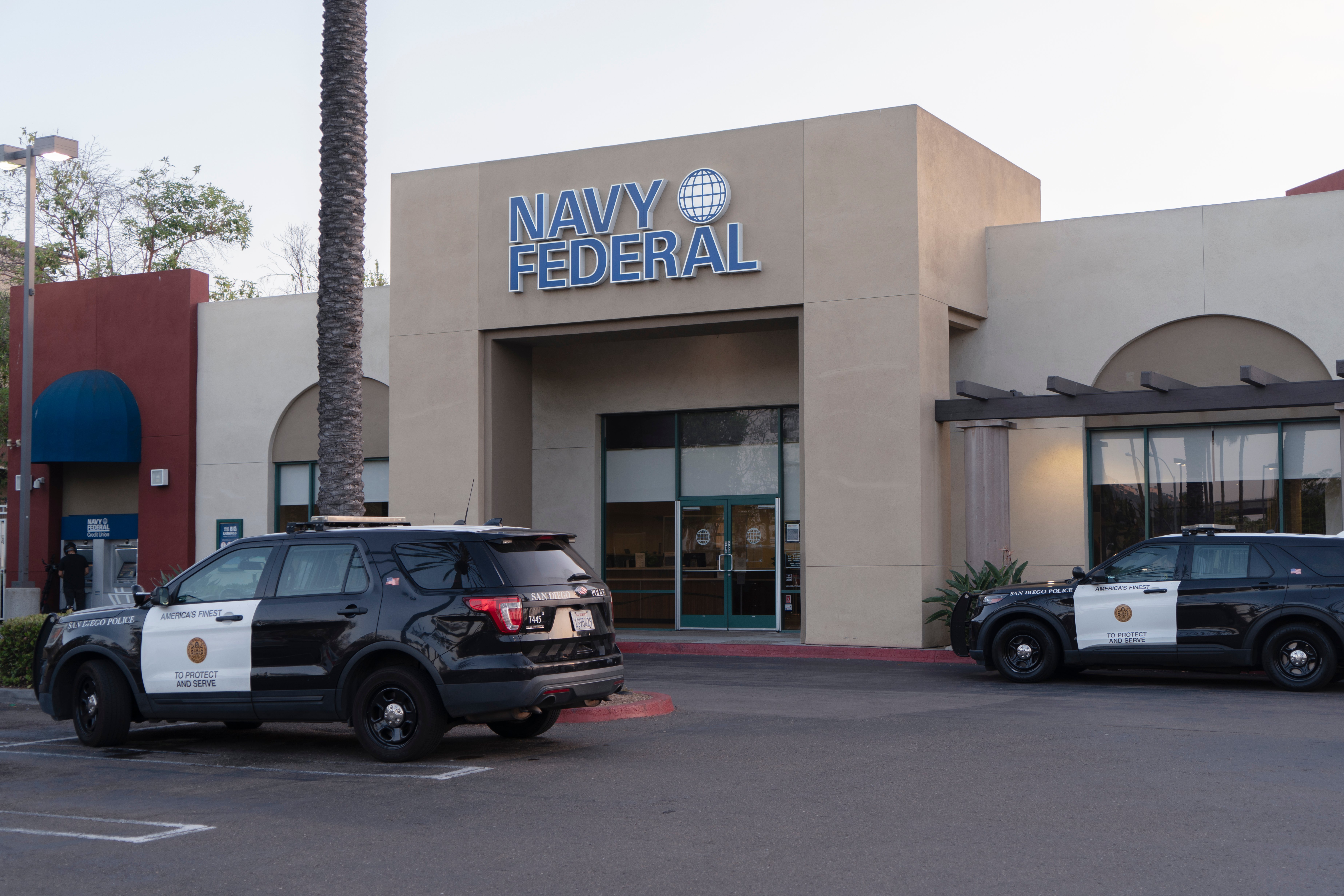 Man Robs Credit Union, Donates Stolen Cash to Panhandler - Vimarsana News