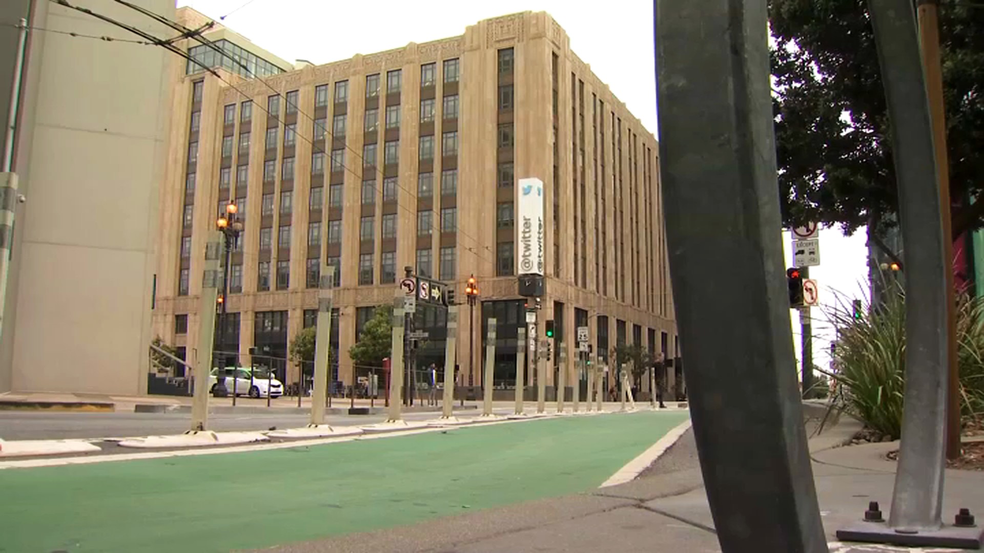 Looming staff cuts create tense atmosphere around Twitter HQ - CBS San  Francisco